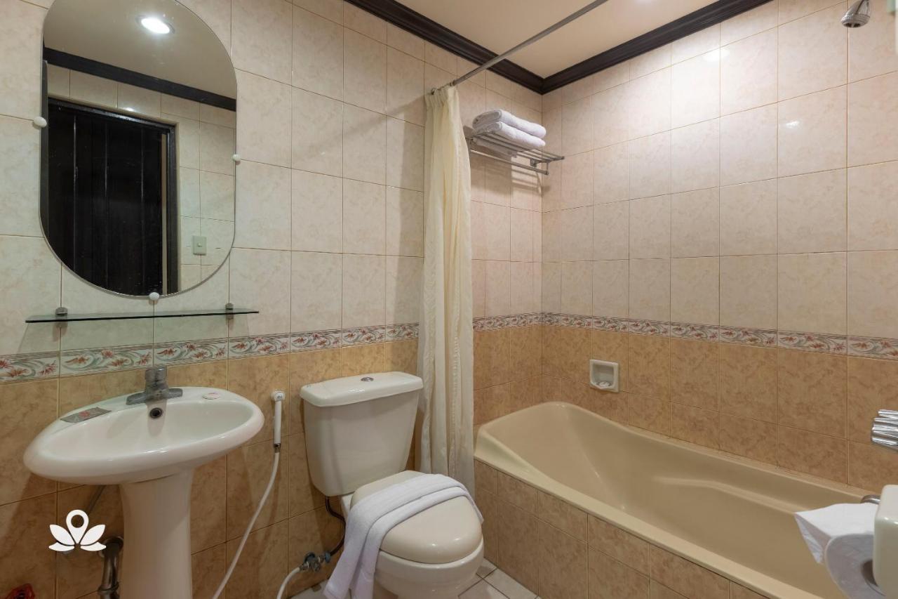 Zen Rooms Camelot Hotel Qc Quezon City Exterior photo